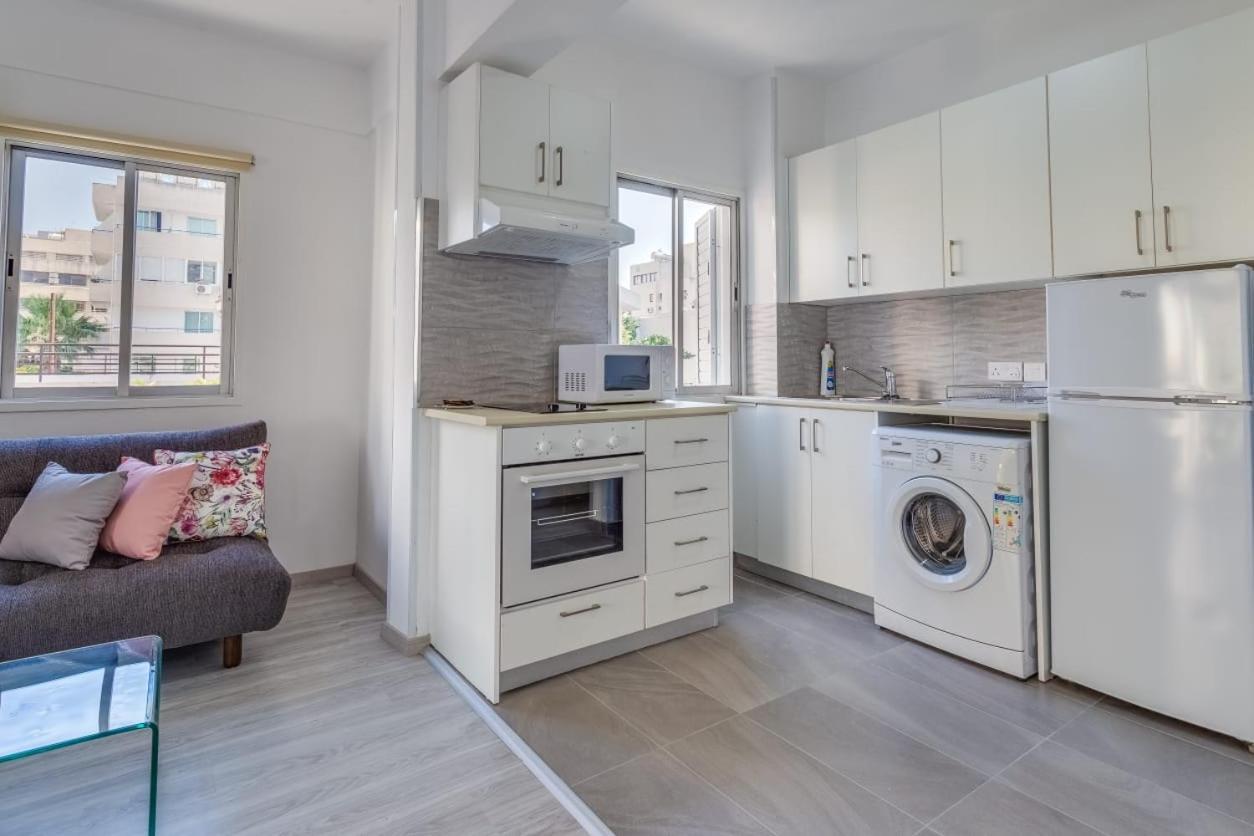 Downtown Larnaca Apartment Bagian luar foto