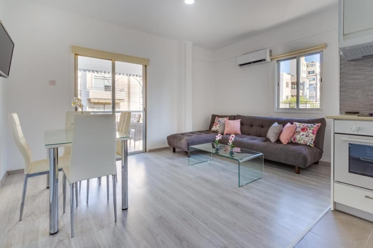 Downtown Larnaca Apartment Bagian luar foto